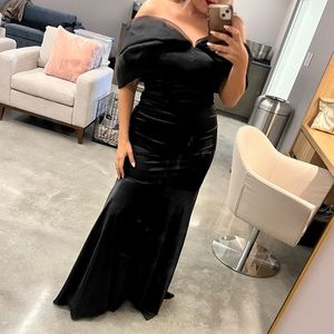 Gorgeous black maxi dress!